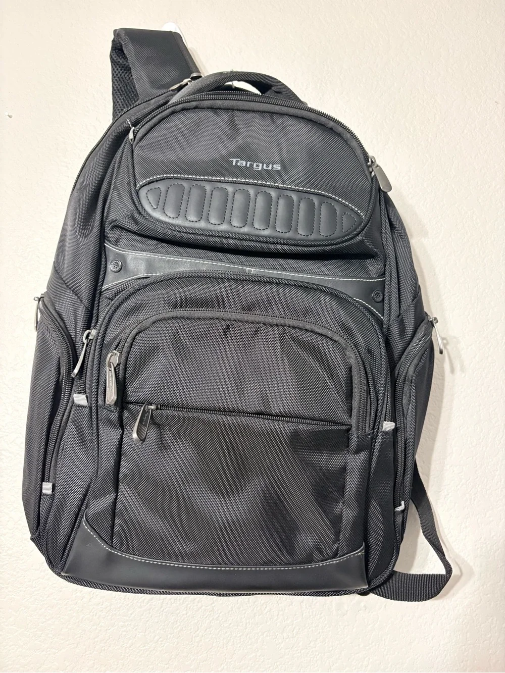 Targus Legend Black Backpack Several Pockets Padded Back Adj Straps Trolly Strap
